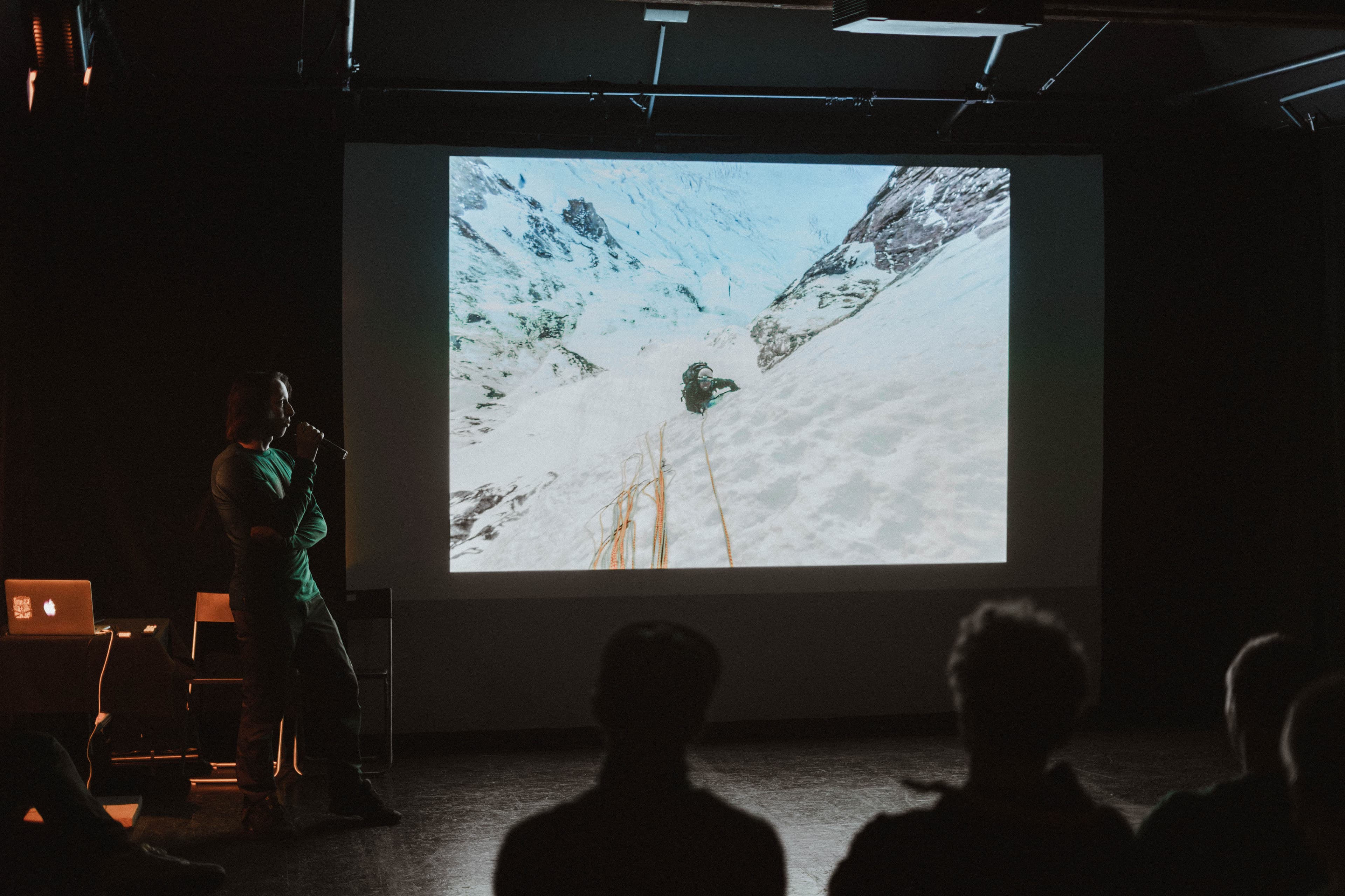 Hosť rozpráva pri premietanej horskej fotografii počas LAJF Tour.