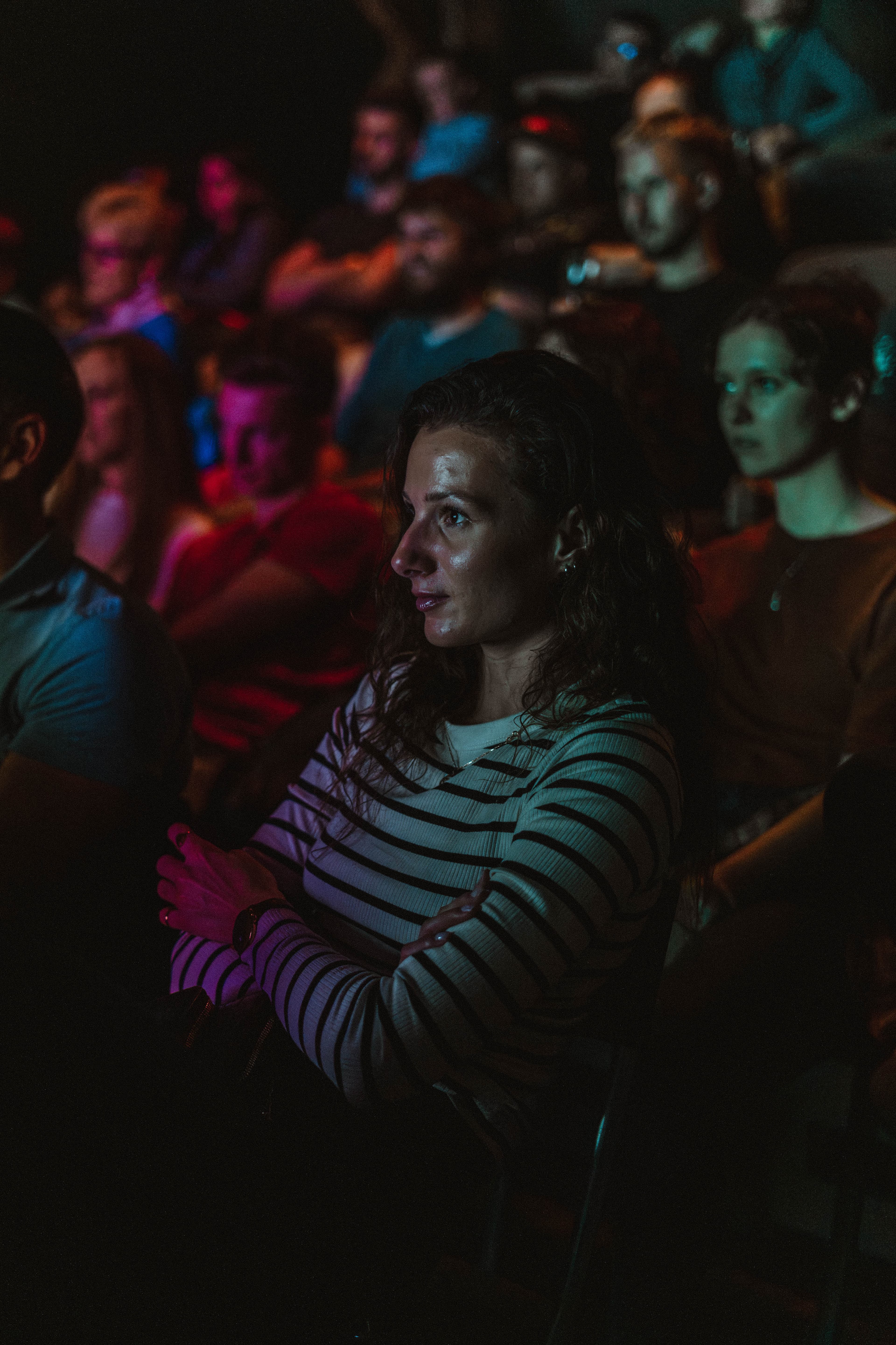 Publikum sústredene počúva program LAJF Tour v Žiline.