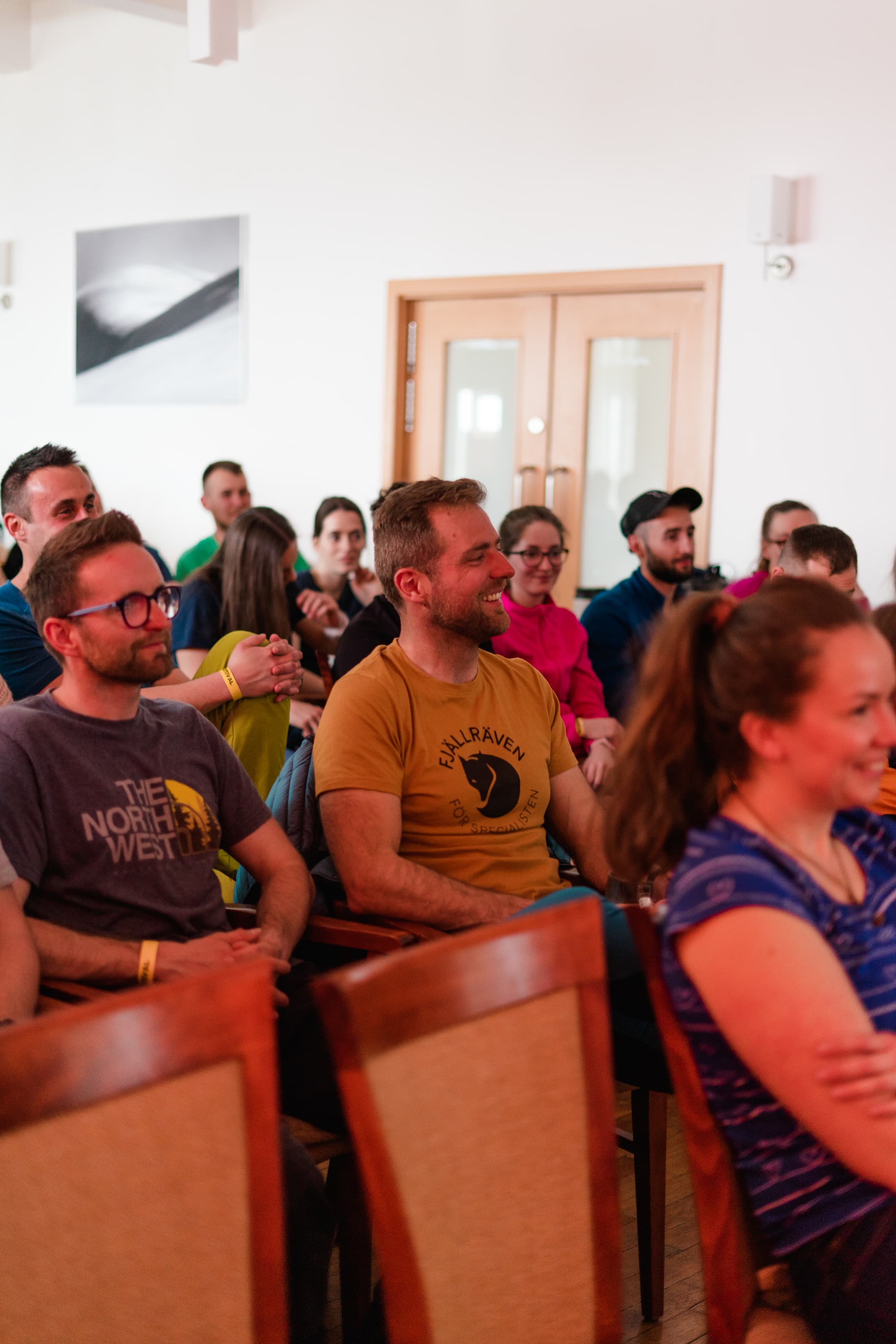 Účastníci sa usmievajú počas programu na Kráľovej Studni.