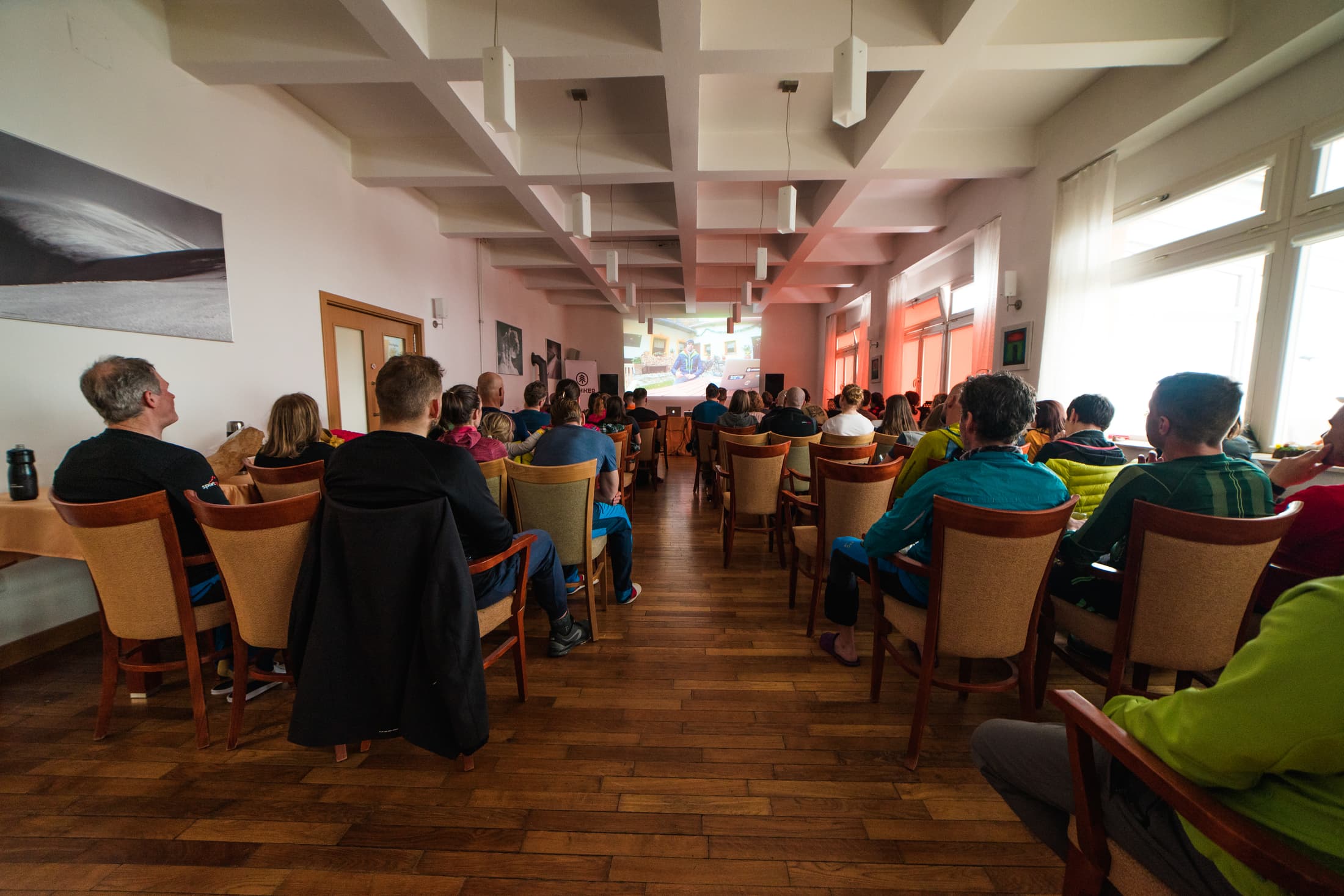 Plná sála sleduje program festivalu na Kráľovej Studni.