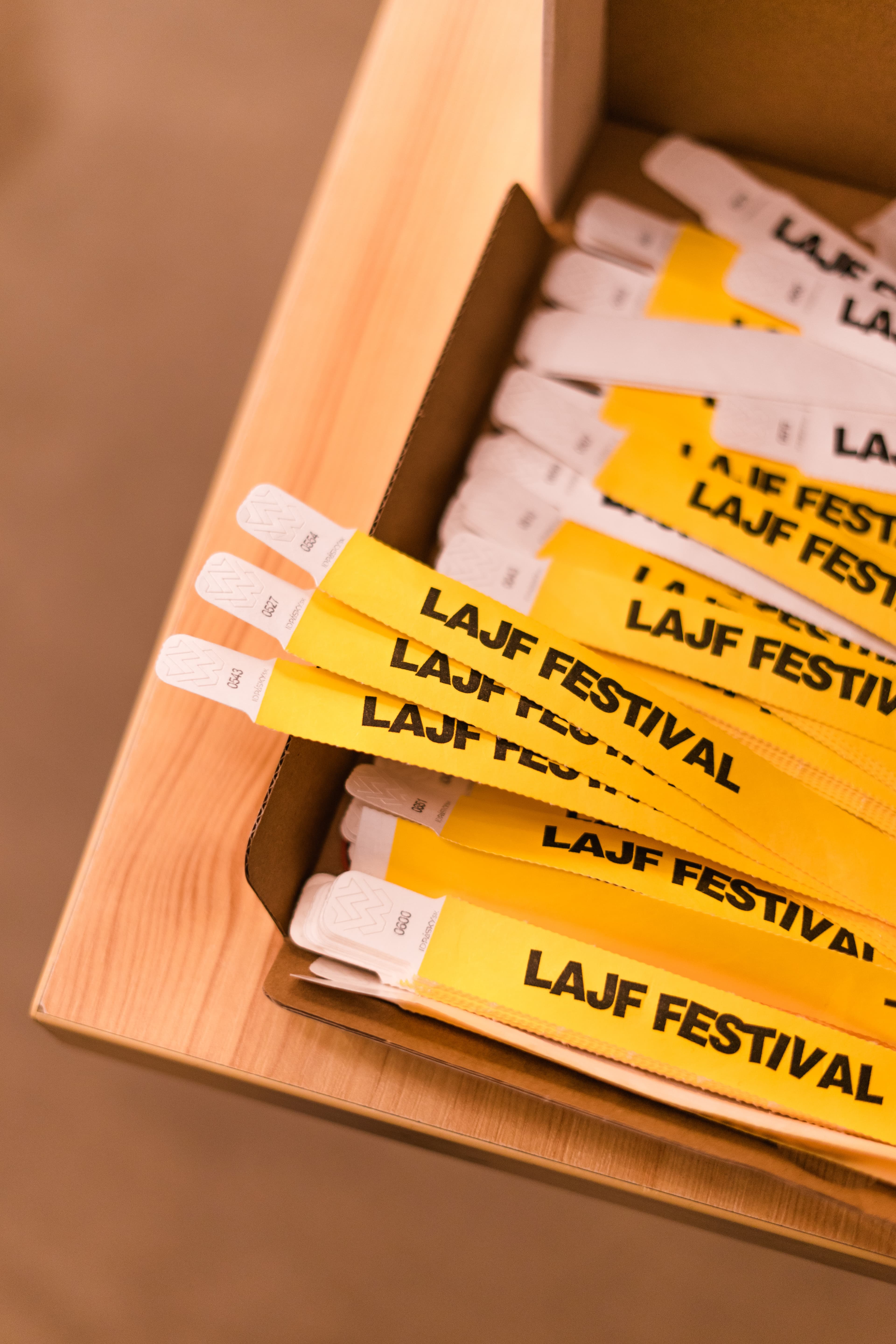 Detail žltých náramkov LAJF Festivalu.