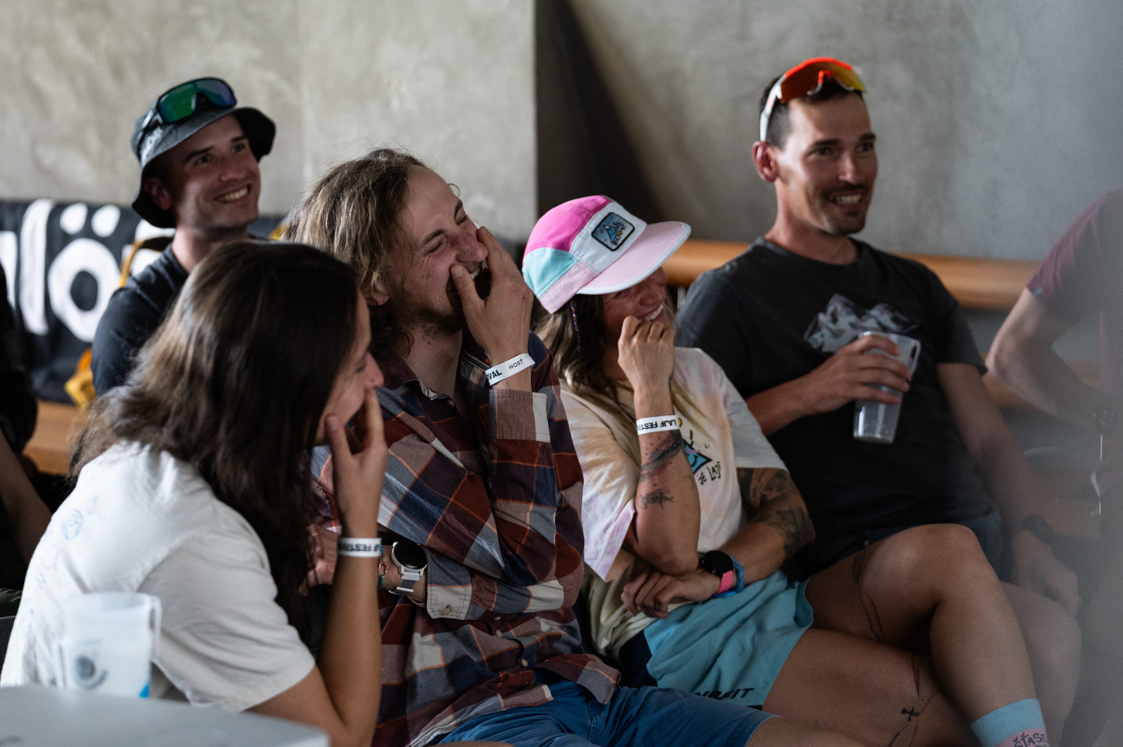 Skupina účastníkov sa smeje počas festivalu.