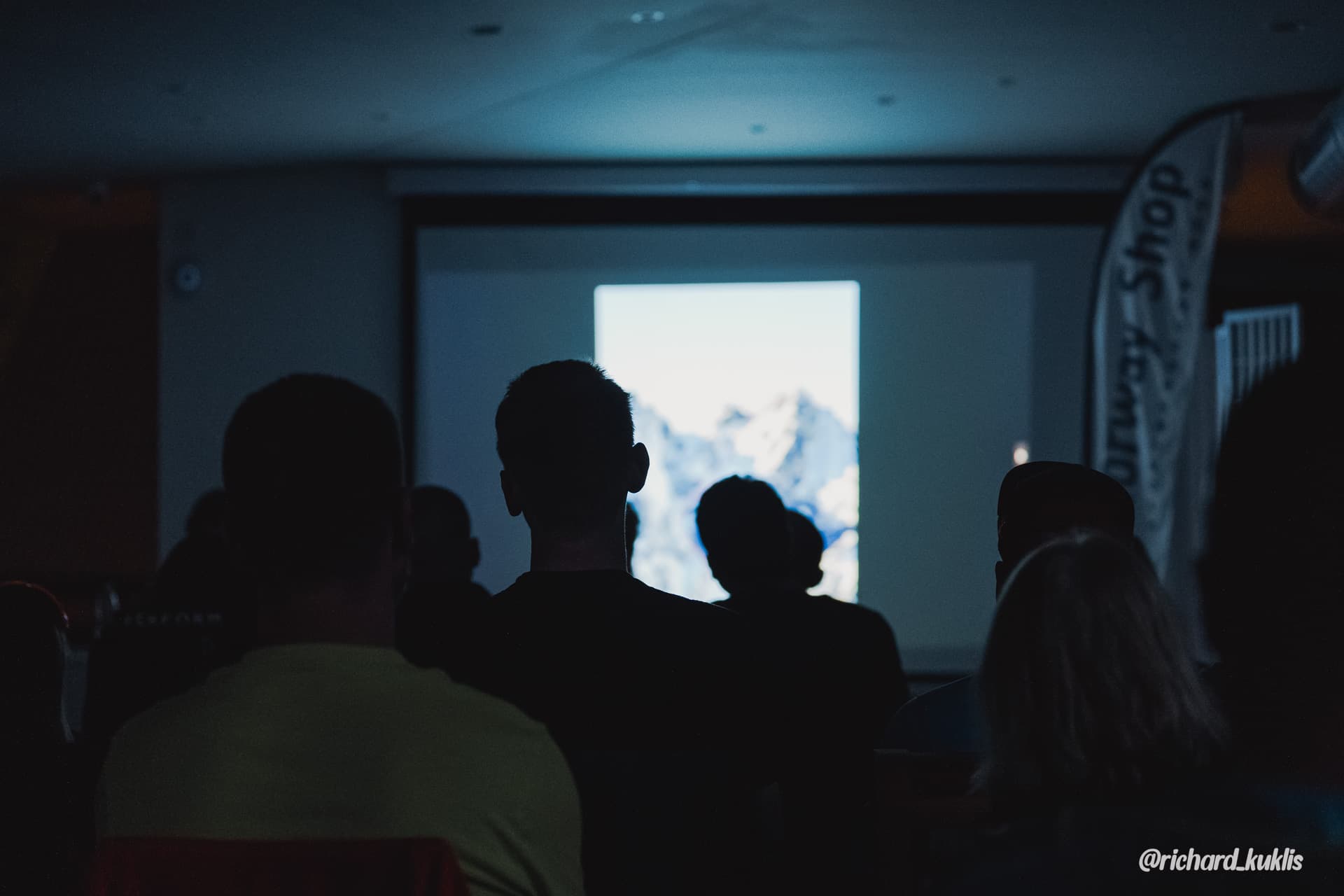 Ľudia počas programu v komornej horskej atmosfére.