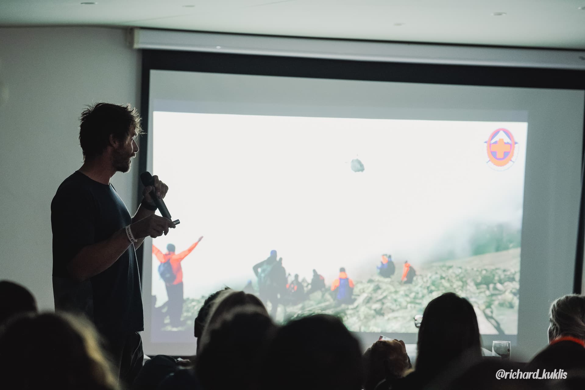 Hosť rozpráva pred publikom počas LAJF Festivalu 2024 na Sliezskom dome.