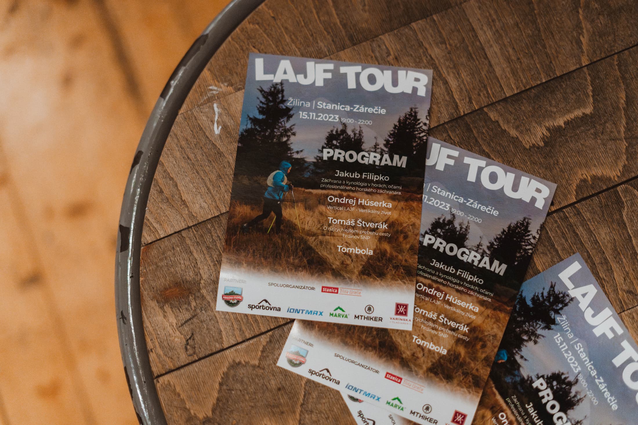 Vytlačené programy LAJF Tour položené na stole v Stanici-Zárečie.